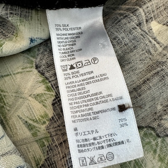 Tommy Bahama Size Large Silk Blend Blue Floral Hawaiian Shirt. Button Down. - Picture 7 of 11